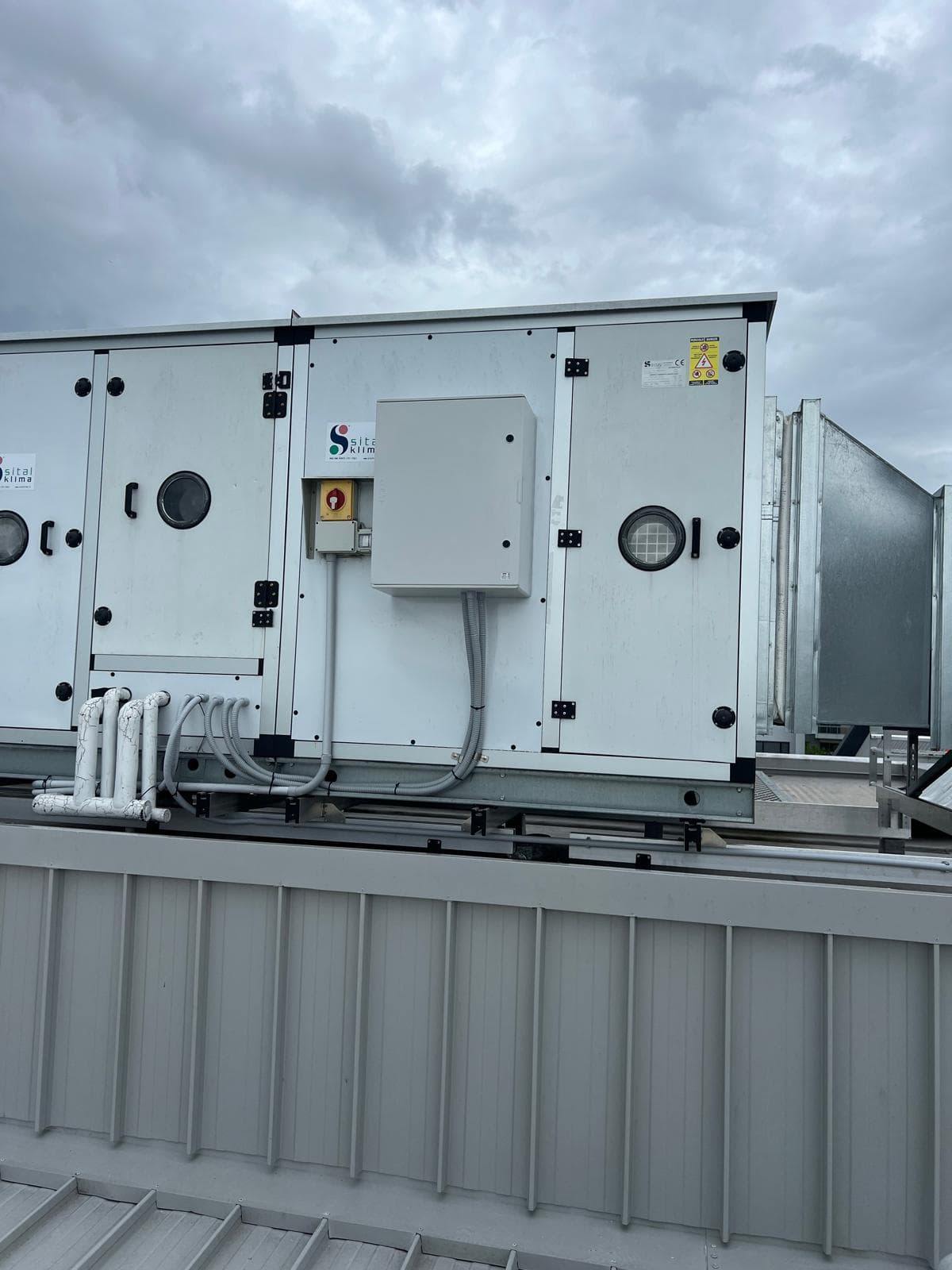 Rooftop air handling unit with HVAC electrical control panel installed